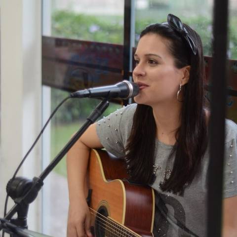 Criciumense realiza show da varanda de apartamento para vizinhos 