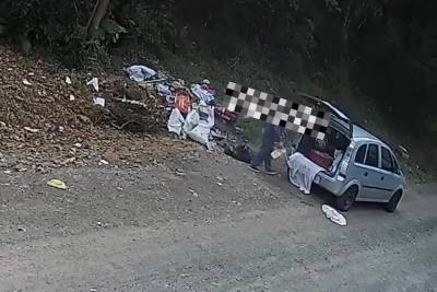Vídeo: câmera flagra morador descartando lixo em terreno de Criciúma