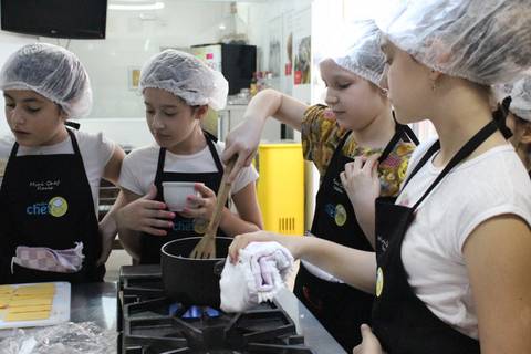 Crianças se aventuram na cozinha em mais uma edição do MiniChef