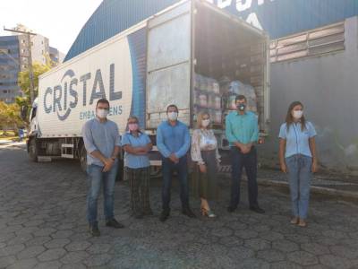 Governo Municipal recebe 400 cestas da Cristal Embalagens