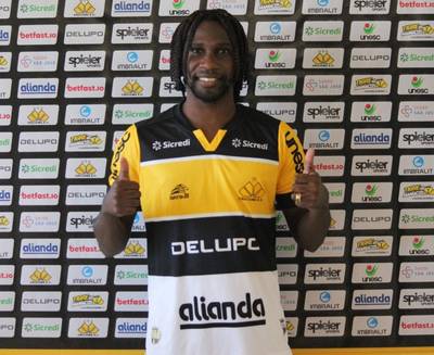 Mais de dez anos após surgir no Flamengo, Negueba é apresentado no Criciúma: "Só mudou a idade"