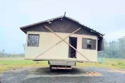Casa abandonada sobre caminhão há quatro meses deve ser retirada até quarta-feira em Criciúma