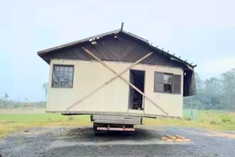 Casa abandonada sobre caminhão há quatro meses deve ser retirada até quarta-feira em Criciúma