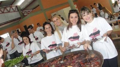 Gremescri confraterniza feijoada com com funcionários