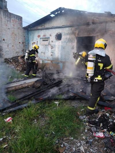 Edificação utilizada por moradores de rua é destruída por incêndio em Criciúma 