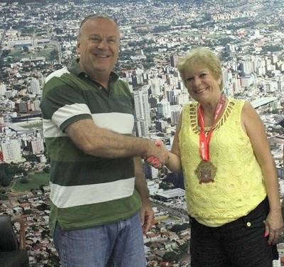 Avó que emprestou o útero para a filha é homenageada pelo prefeito 