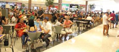 Praça de alimentação cheia no primeiro dia do Nações
