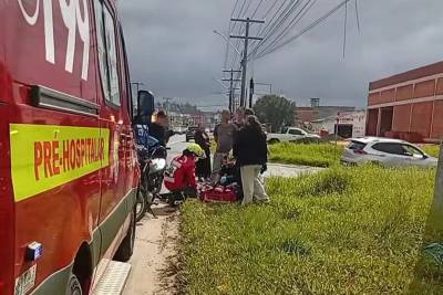 Mulher fica ferida após colisão entre motocicleta e carro