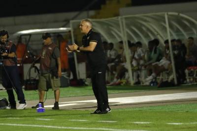 Eduardo Baptista lamenta empate no fim, mas destaca postura do Criciúma diante do Botafogo-SP