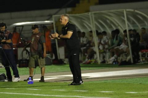 Eduardo Baptista lamenta empate no fim, mas destaca postura do Criciúma diante do Botafogo-SP