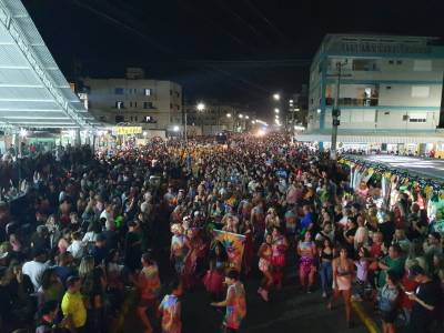 Carnarroio 2023: shows e desfile de blocos levam multidão às ruas 