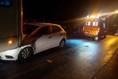 Motorista é hospitalizada após colisão entre carro e ônibus em Criciúma