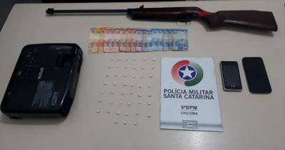 Homem é preso com 45 pedras de crack e uma arma de fogo em Criciúma 