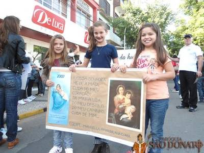 Caminhada da família homenageia as mães