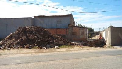 Imóvel irregular utilizado por usuários de drogas é demolido
