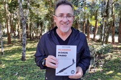Beto Colombo lança livro em Criciúma e propõe o caminhar como antídoto à exaustão mental