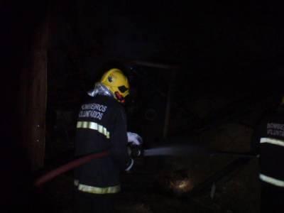 Bombeiros combatem fogo em engenho de farinha