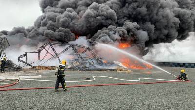 Atualizada: incêndio de grandes proporções em empresa de logística mobiliza bombeiros e bloqueia BR-101