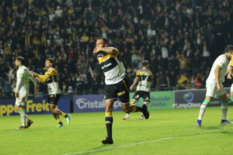 Triunfo carvoeiro: veja o gol e as fotos da vitória do Criciúma diante do América-MG