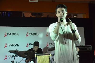 Dan Costa conquista público em show no Farol Shopping