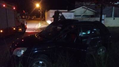 Carro é abandonado após colisão contra poste em Laguna