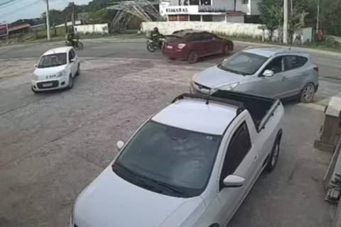 Vídeo: colisão entre carro e motocicletas deixa duas pessoas feridas na SC-434