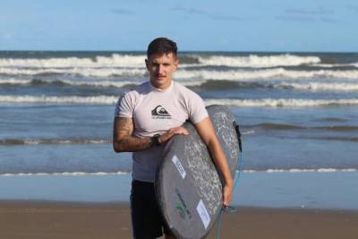 Surfista e engenheiro desenvolve prancha baseada em ciência durante mestrado