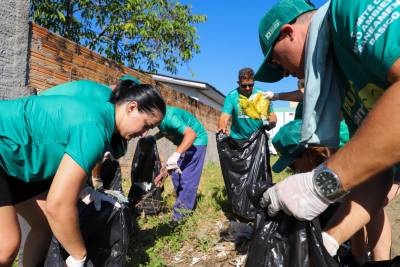 Mutirão de Limpeza recolhe cerca de 1,5 tonelada de resíduos no bairro Progresso em Criciúma