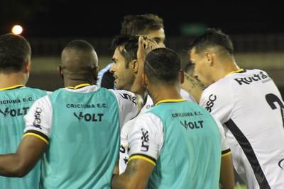 Com um a menos e decisão nos pênaltis, Criciúma bate o Brasiliense e avança na Copa do Brasil