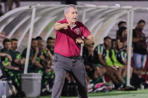 Tencati destaca equilíbrio em duelo contra o Criciúma e cita empate com 'sabor de vitória'