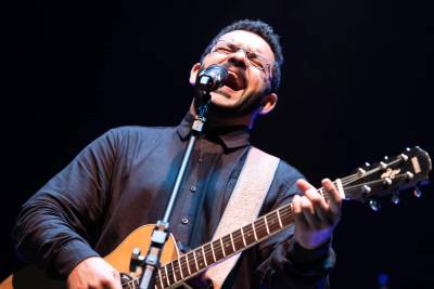 Espetáculo musical-narrativo contará história de Renato Russo no Teatro Elias Angeloni