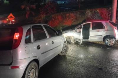Colisão frontal entre carros deixa dois feridos em Urussanga