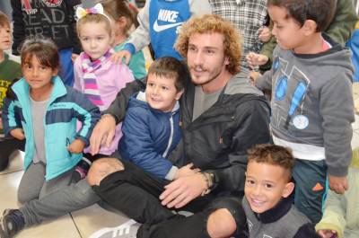 Vice-campeão do BBB Alan Possamai visita Bairro da Juventude