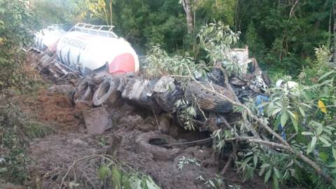 Colisão entre carretas do RS deixa motorista ferido na BR-116