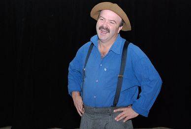 Teatro Elias Angeloni recebe show de humor com Paulinho Mixaria