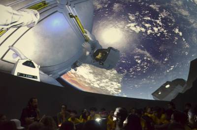 Alunos de escola em Balneário Rincão experimentam sessão de cinema em planetário móvel