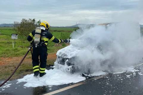 Veículo é parcialmente destruído após ser atingido por chamas em Tubarão