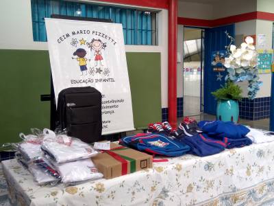 Governo Municipal entrega uniformes escolares aos CEIMs