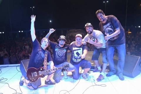 Mesmo com chuva, show da Maskavo reúne bom público