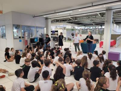 Alunos do 2º ano do Colégio Satc participam de contação de histórias com escritora  