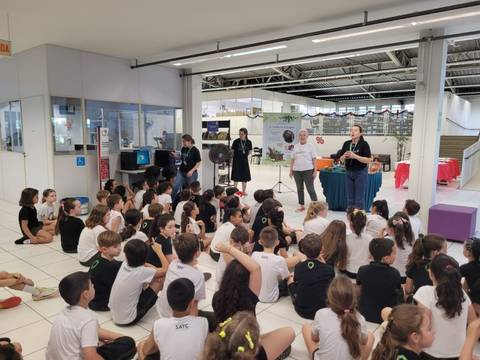 Alunos do 2º ano do Colégio Satc participam de contação de histórias com escritora  