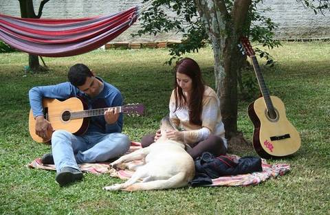 Casal larga tudo para conhecer o mundo