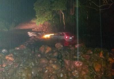 Carro é arrastado por correnteza em Praia Grande