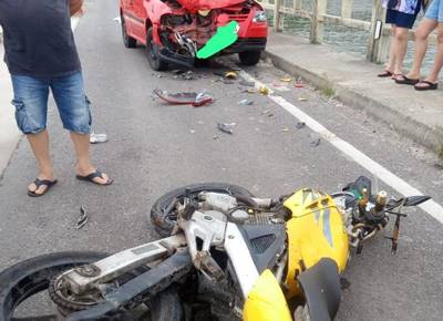 Motociclista morre após colisão frontal na antiga ponte de Laguna
