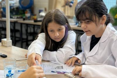 Aulas práticas no laboratório estimulam curiosidade científica de alunos do Colégio Satc