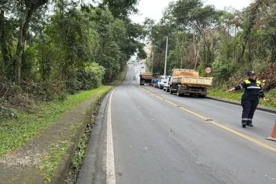 Vídeo: rompimento de adutora altera trânsito e exige atenção redobrada dos motoristas em Criciúma