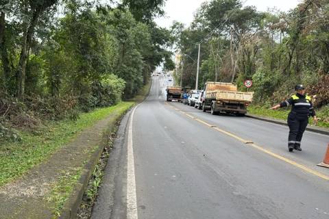 Vídeo: rompimento de adutora altera trânsito e exige atenção redobrada dos motoristas em Criciúma