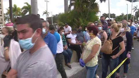 Centenas fazem fila em Miami para pegar formulário para auxílio-desemprego
