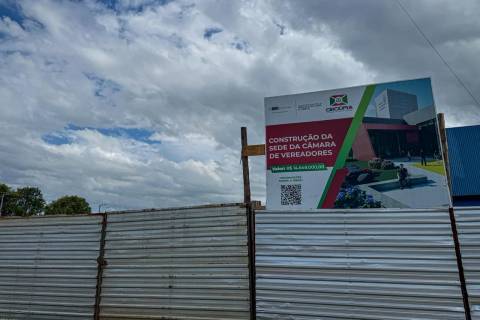 Secretário explica trâmites para empresa assumir obras da sede da nova Câmara de Criciúma