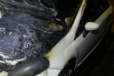 Bombeiros são acionados após veículo ser destruído por incêndio em Criciúma